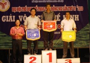 第VI回運動会の重量挙げ競技：ニョンチャック(Nhon Trach)選手団は１位。