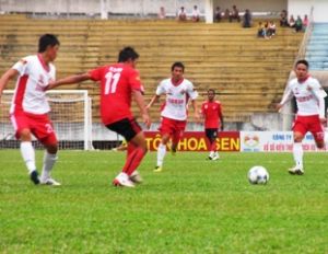 4月９日１５時30分：ドンナイがタンクアンニンと当たる