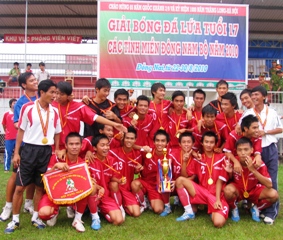 ２０１０年東南部の各省U17サッカー大会は終わって、ドンナイ（Dong Nai）チームは優勝。