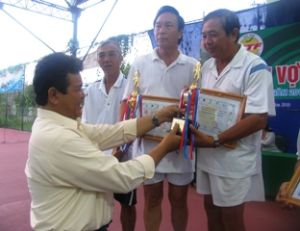 2010年ビエンホア（Bien Hoa）テニス競技は終わった、18人に賞を渡した。