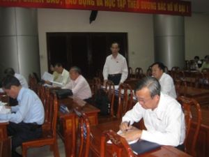 会議の３日目に第21回会議、代表者は討論している