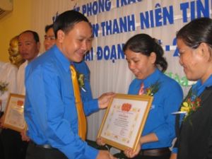 第３回「愛国心」という運動でドンナイ省の青年団はいい青年を誉めた。