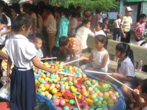 チャンボム郡における1千人以上の子供は「子供の日」に参加