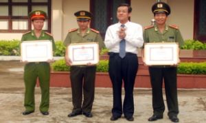 犯罪防止事業における団体と個人を表彰