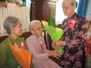 隠居女性クラブ：伝統な会合