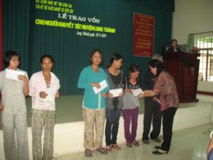 貧しい人と向学心のある学生に資金を授与