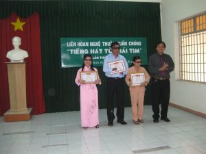 盲人会は「心からの歌」との音楽プログラムを行い