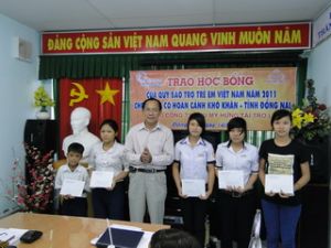 貧しいけれど、向学心のある学生１２人は奨学金を受け