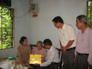 100歳の老人59人にプレゼントを贈り