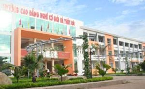 メッカニック・水利高等学校：成立日３５周年　政府から「競技」旗を受け