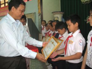 ビエンホア市労働連合：361人の学生を表彰