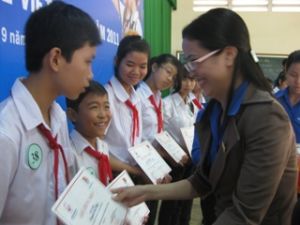 90人の学生は２０１１年「SCB・ベトナム青年夢」との奨学金を受け