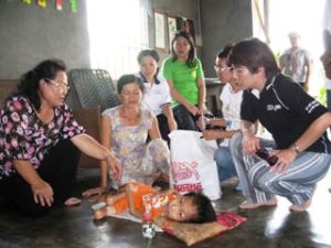 労働・環境保護センターは10人の枯葉剤被害者に定期的な手当てを供給