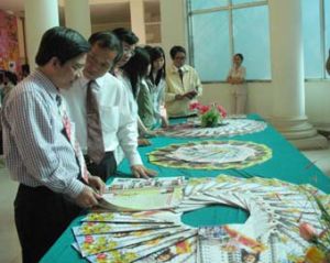 ２０１１年の第3・四半期の新聞・出版を引き継ぎ