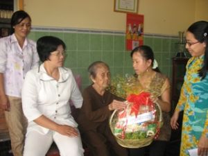 ベトナム英雄の母、優遇政策を受ける権利のある家族を訪問