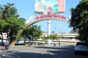 Hoa An터널은 강변 도로 2선을 연결