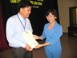 ロンカン（Long Khanh）県のランブータンとドリアンにブランド登録証明書を渡し