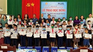 Plus Vietnam Co., ltd으로 부터 장학금 받은 800명의 가난한 학생들