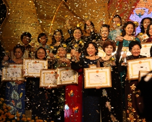 同奈省：4名女商人荣幸获得2010年金玫瑰杯。