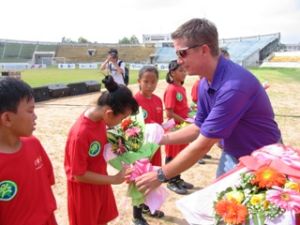 「楽しい夏・サッカー夢開始」とのプログラム閉幕