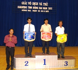 ２０１１年空手道大会が終わり、ビエンホア市選手団は1位