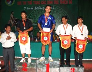 ２０１１年第ＩＩＩ回少数民族運動会が終わり、ロンカン市社選手団は1位を獲得した。