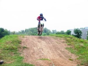 ベトナムにおける最初の地形モーターサイクル レース：Pierre Yves Catry は賞1位を獲得した。