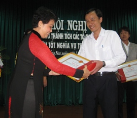 税務局：納税任務を果たした企業、個人を表彰