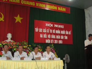 ドンナイ省人民委員会議議員選挙におけるロンビン町の候補者に会った