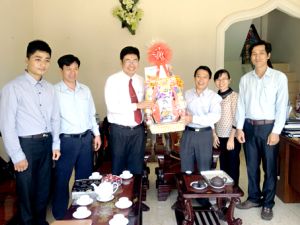 ドンナイ省のリーダーが各地メリー クリスマス祭をお祝いする