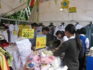 企业跑赛把越南商品送下乡