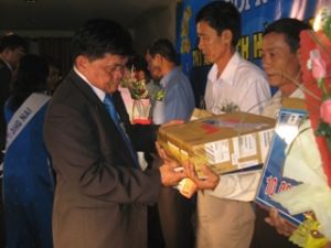 越南邮政通信集团（简称VNPT）同奈支行迎接第7万Mega VNN用户