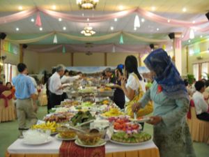 与回乡过年的侨胞们相见：温馨情义