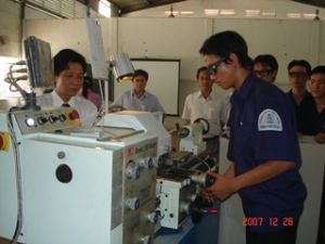 团中央对同奈省青年职业培训中心进行考察职业造就活动