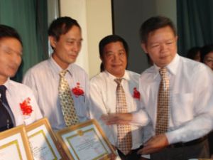 党委经济组与“向胡志明主席的道德榜样学习和工作”运动