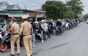 현재로부터 8월 15일까지 고향으로 근로자를 운송하는 것을 중단한다