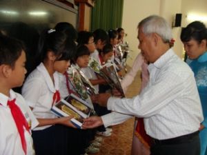 Workers, civil servants and laborers’ children “Studying and living well” are commended by Bien Hoa Labor Federation