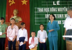 省越南祖国阵线委会；新学年来临大力推动协助贫困学生的各活动