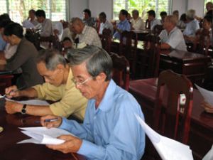 中央高年人研究委会对同奈省的传统行业进行工作