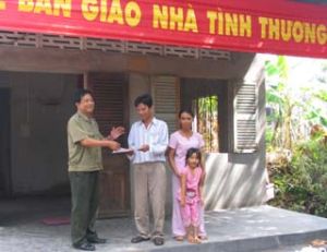 对春禄县春心乡的贫户赠送温情屋