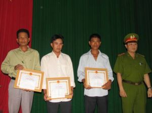 奖赏四人英勇追捕劫匪