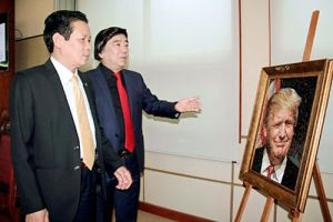 “2017年APEC経済監督似顔”ビエンホアＮ磁器組み合わせる絵の展覧会