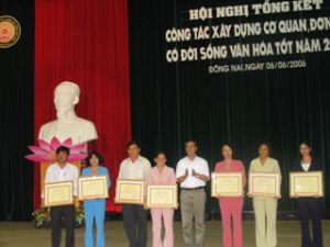 建立文化生活计划日渐提高质量