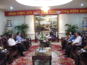 Vice chairwoman of the provincial People's Committee – Huynh Thi Nga – gave Director General of the Vietnam Social Insurance a warm reception