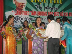 边和市劳动联团举办“向胡志明的道德榜样而行动”的讲故事比赛