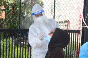 높은 위기가 있는 장소에서 광대한 코로나 19를 계속하게 검사한다