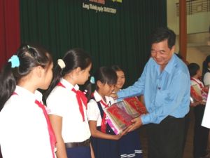 隆城县表扬劳动公职人员——武装力量子地学习好生活好：努力越贫榜样