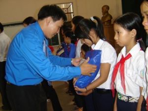 180名学生获赠“SCB-点亮你的梦想”奖学金