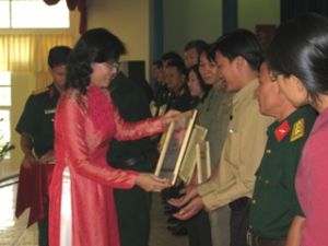 须及时对革命有功者解决各政策制度