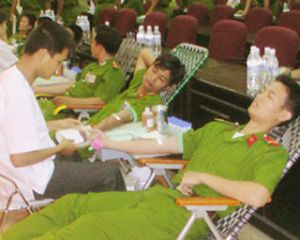 同奈省干部、战士参与无偿献血